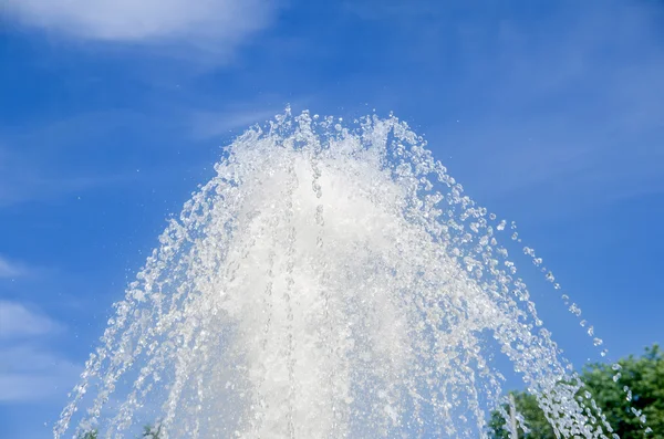 滴下する水の噴水 — ストック写真