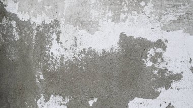 Beyaz boya desenli eski beton duvar. Çatlaklar ve lekelerle yıpranmış. Tasarım ve dekorasyon için endüstriyel grunge arkaplanı.