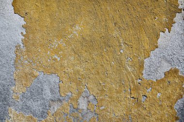 Beton duvarda kırık sarı boya dokusu var. Yaşlanma etkileri, grunge örtüleri, kentsel tasarım ve yaratıcı görsel kompozisyonlar için pürüzlü yüzey arka planı mükemmeldir..
