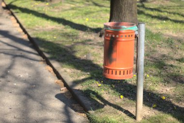 Yol kenarındaki boş çöp kutusu.