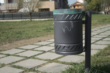 Çöp tenekesi yol kenarında.