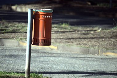 Çöp tenekesi yol kenarında.