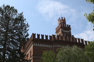 Crespi d 'Adda (Capriate San Gervasio Belediyesi' nin bir parçası) Bergamo, Lombardy, İtalya 2 Haziran 2021: Villa Crespi 'nin ana kulesi, aynı zamanda şato olarak da bilinir.