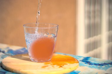 Bir bardağa su döküldü.