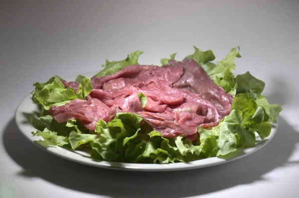Rohes Rindfleisch Namens Carne Salada Serviert Mit Salatblättern — Stockfoto