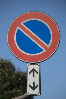 Gündüzleri bir İtalyan yol tabelası