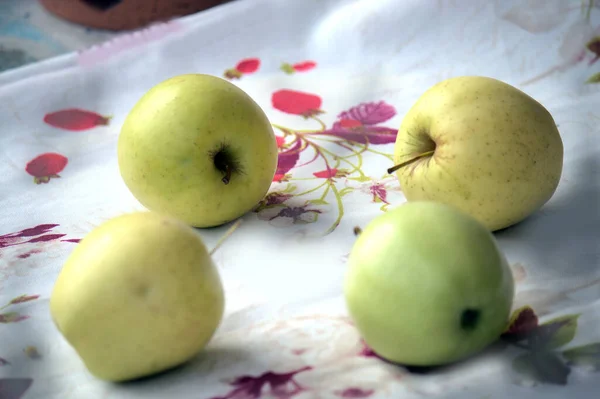 Quelques Pommes Sur Une Table — Photo