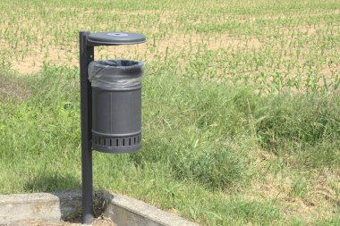 Çöp tenekesi yol kenarında.