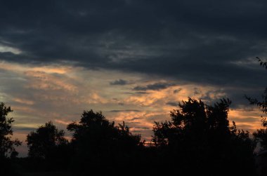 Alacakaranlık vakti bulutlu güzel gökyüzü.