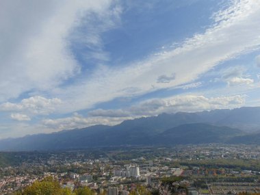 Grenoble şehir manzarası, dağlar 