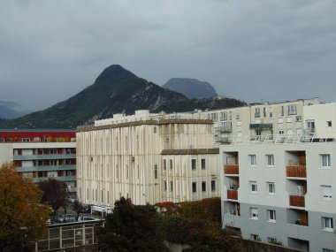 Grenoble şehir manzarası, dağlar ve binalar