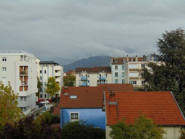 Grenoble şehir manzarası, dağlar ve binalar