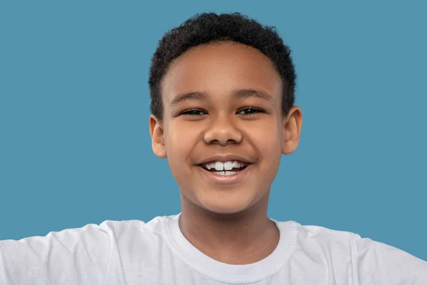 Glädjefylld afrikansk amerikansk pojke med toothy leende — Stockfoto