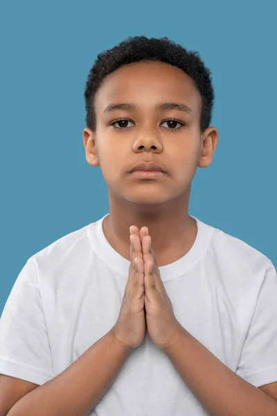 Namaste 'de duran ciddi, kasvetli tenli çocuk. — Stok fotoğraf