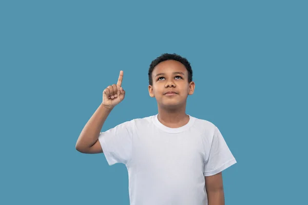 African american boy raising hand pointing up — Φωτογραφία Αρχείου