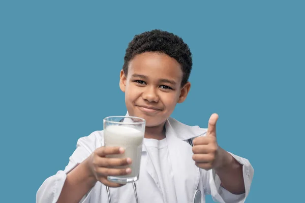 Junge mit Milchglas zeigt ok Geste — Stockfoto
