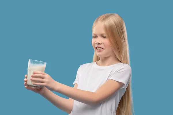 Menina descontente empurrando copo de leite — Fotografia de Stock
