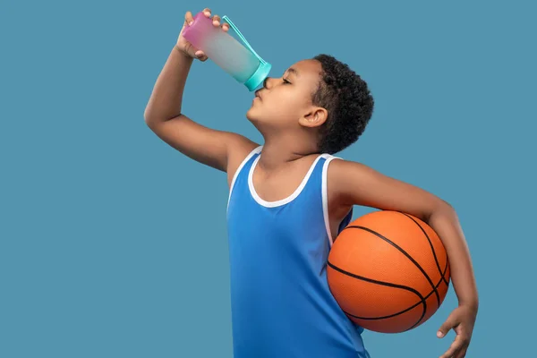 Niño con bola de agua potable de la botella de deportes —  Fotos de Stock