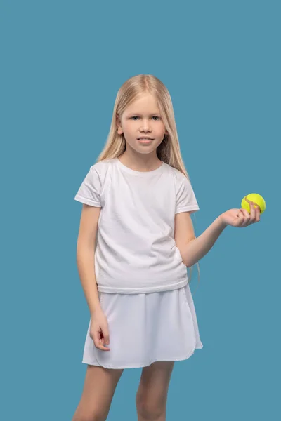 Dziewczyna w białej odzieży sportowej z jasną piłką — Zdjęcie stockowe