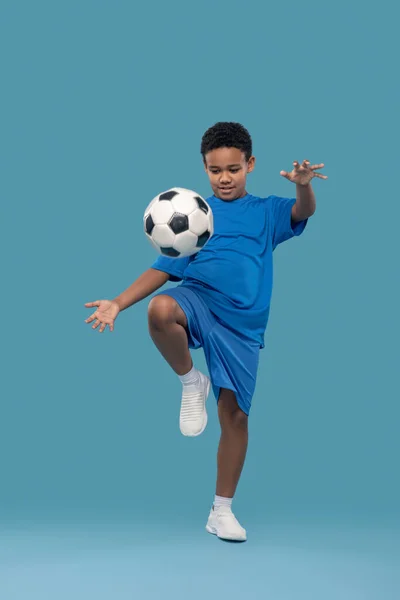 Escuro pele menino joelho-up bola de futebol — Fotografia de Stock
