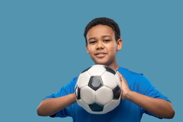 Niño atento apuntando con la pelota en las manos —  Fotos de Stock