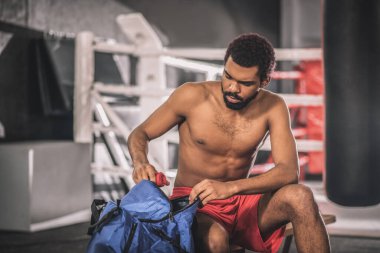 Antrenmandan önce soyunma odasında genç bir sporcu.