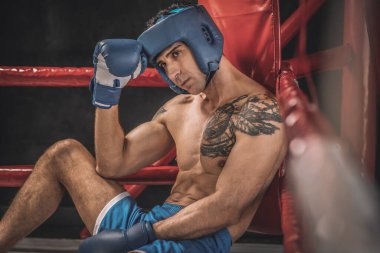 Mavi etekli ve mavi şortlu bir kickboksör.