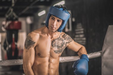 Mavi etekli ve mavi şortlu bir kickboksör.