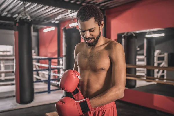 Afrikalı Amerikalı kickboksör spor salonunda antrenman yapıyor ve konsantre görünüyor. — Stok fotoğraf