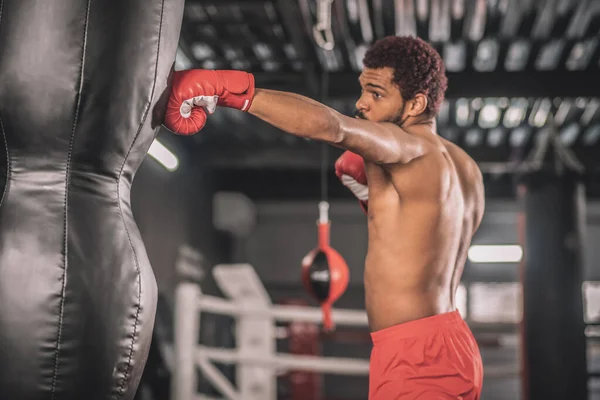 Africký americký kickboxer cvičení v tělocvičně pracuje na jeho kopy — Stock fotografie
