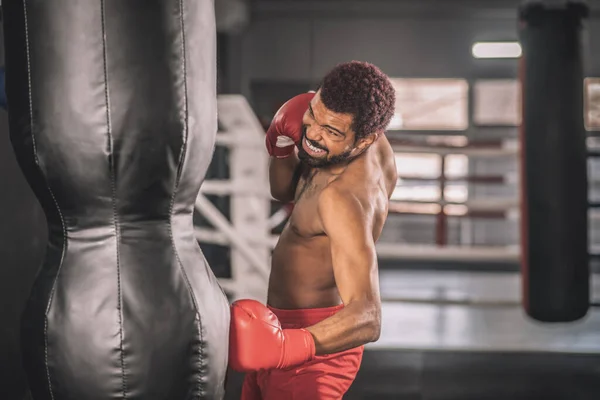Afrika kökenli Amerikalı kickboksör spor salonunda spor yapıyor. — Stok fotoğraf