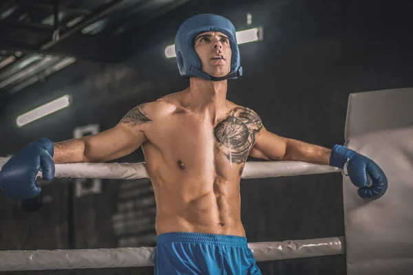 Kickboxer s tetováním na hrudi v modrém hemletu — Stock fotografie