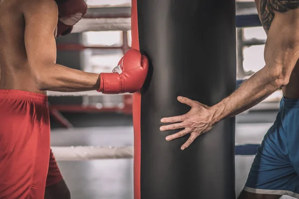 Dos deportistas haciendo ejercicio juntos en un ring de boxeo — Foto de Stock