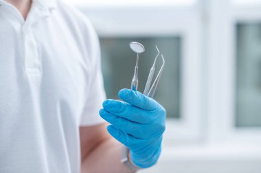 Tıbbî aletlerle doktorların ellerini kapat.