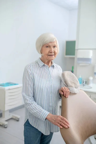 Mulher idosa de cabelos curtos no consultório de dentistas — Fotografia de Stock