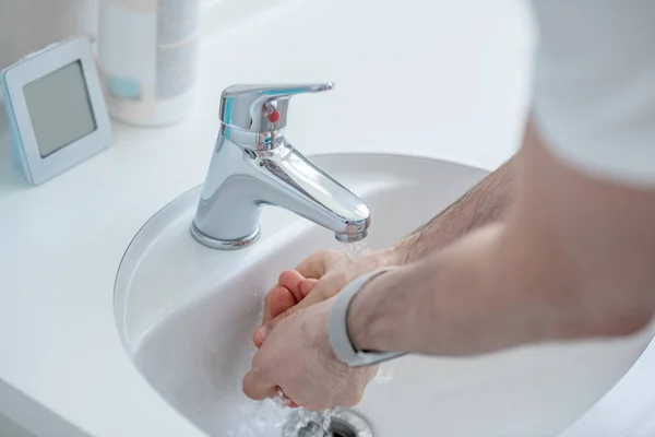Imagem de perto do médico lavando as mãos antes da cirurgia — Fotografia de Stock