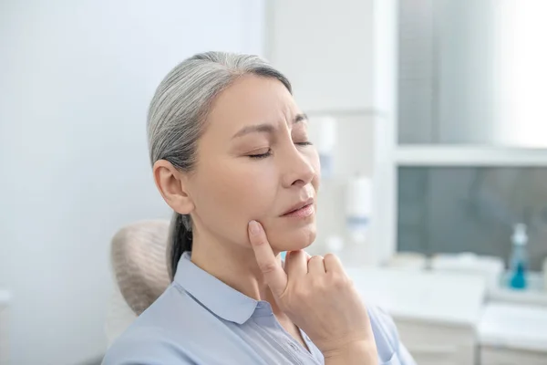 Olgun beyaz kadın diş ağrısı çekiyor. — Stok fotoğraf