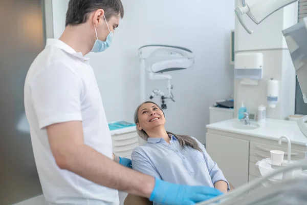 Paciente e dentista no consultório de dentistas prontos para a cirurgia — Fotografia de Stock