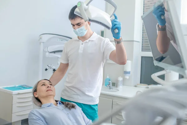 Médico do sexo masculino e paciente do sexo feminino no consultório de dentistas — Fotografia de Stock