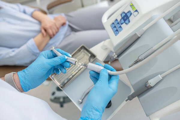 Различные медицинские стоматологические принадлежности в офисе стоматолога