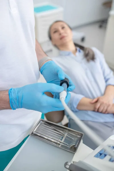 Close up picture of doctors hjands with a dental drill — Φωτογραφία Αρχείου