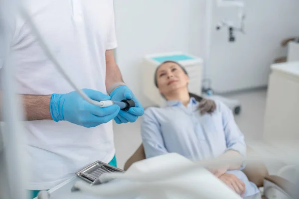 Doutor e uma paciente do sexo feminino no consultório de dentistas antes da restauração dos dentes — Fotografia de Stock