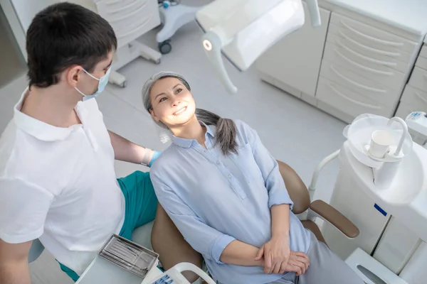 Doutor e uma paciente do sexo feminino no consultório de dentistas antes da restauração dos dentes — Fotografia de Stock