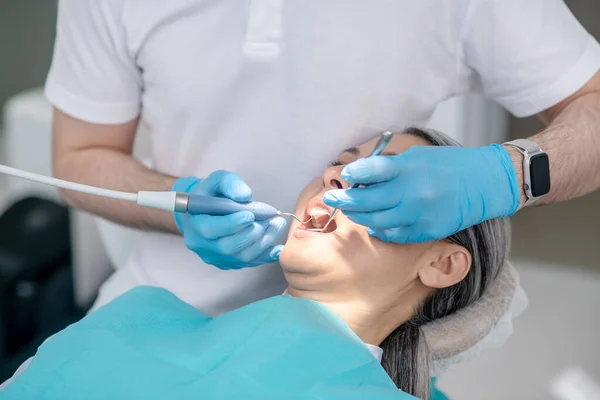 Dentista che lavora sul restauro dei denti dei pazienti e facendo riempimento dentale — Foto Stock