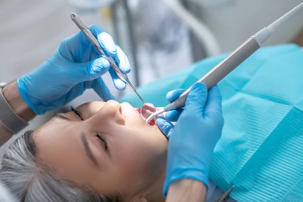 Nahaufnahme einer Patientin mit einer Zahnarztpraxis — Stockfoto