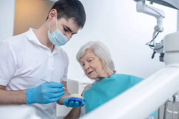 치과 의사가 담당 의사와 이야기를 나누면서 진단 결과를 설명하는 모습 — 스톡 사진