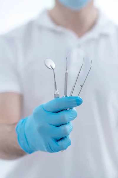 치과 의료 도구로 손을 쥐고 있는 의사들의 모습을 가까이 서 본 모습 — 스톡 사진