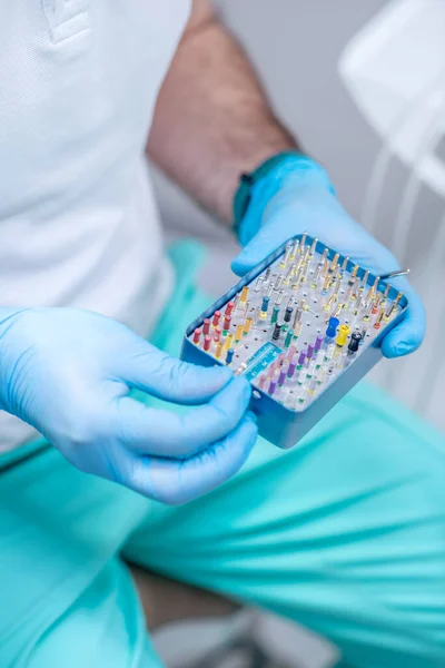 Foto ravvicinata delle mani dei medici con strumenti medici dentali — Foto Stock