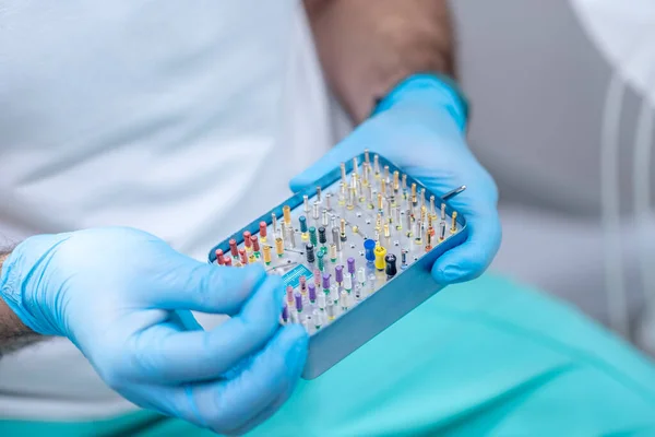 Foto ravvicinata delle mani dei medici con strumenti medici dentali — Foto Stock