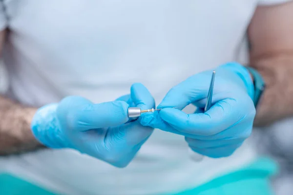 Foto ravvicinata delle mani dei medici con strumenti medici dentali — Foto Stock